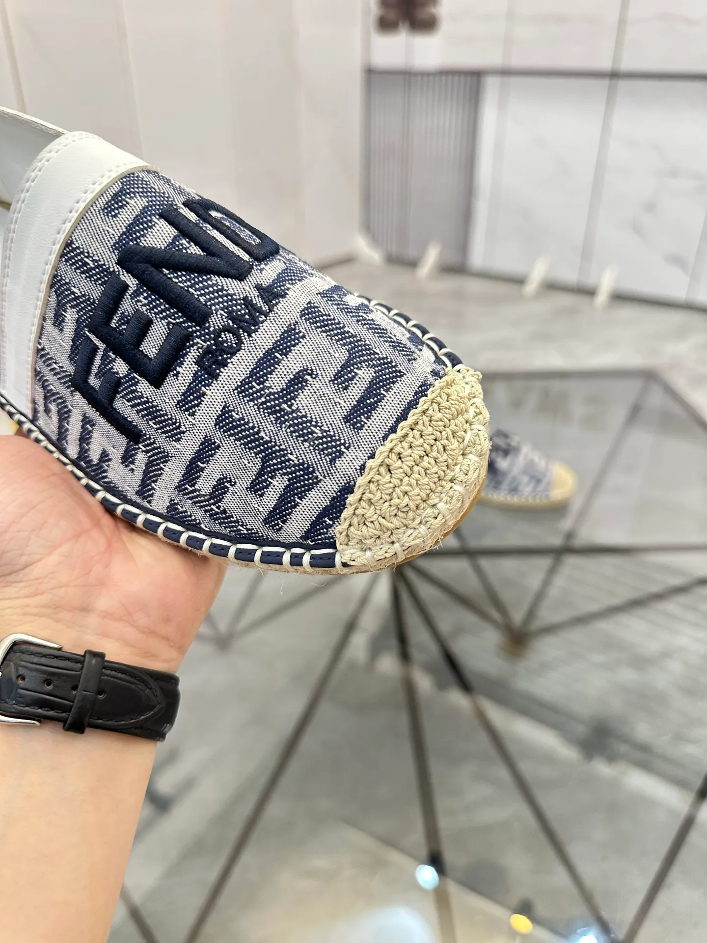 Selling men's shoes 💰: 💰P420¥ Product trademark: Fendi* "Fendi*" low-top fisherman's shoes Regular size: 38-44 (can be customized to 37.45) Product materials: upper imported cowhide stitched with original fabric, sheepskin lining, original outsole. Number: 1023